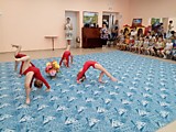 гимнасты в гостях у ребят